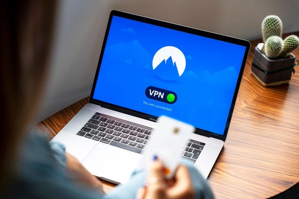 how does a vpn work